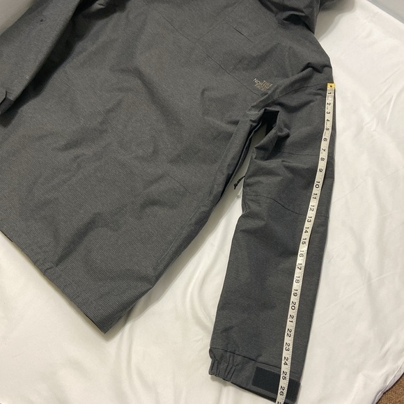 THE NORTH FACE,GREY,MEN/ HOMMES WINDBREAKER, JACKET WITH HOOD. SIZE- MEDIUM. - Picture 8 of 15